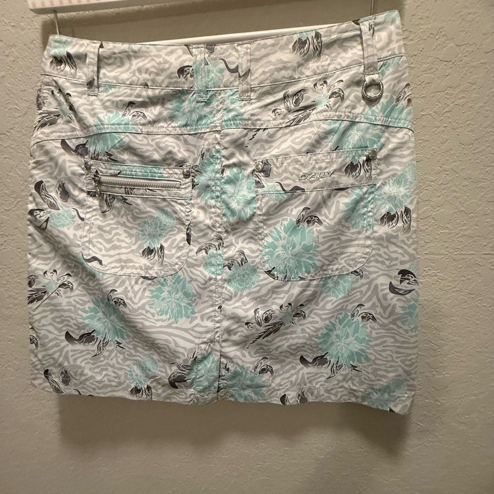 Daily Sports White and Blue Skorts size 4